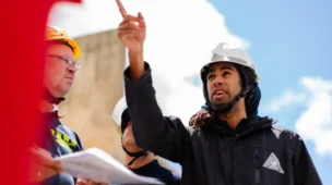 Imagem de engenheiros conversando sobre elaborar um cronograma para as obras.