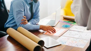 Pessoas estudando sobre como aplicar a compatibilização de projetos