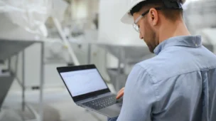 Engenheiro analisando construtibilidade do projeto